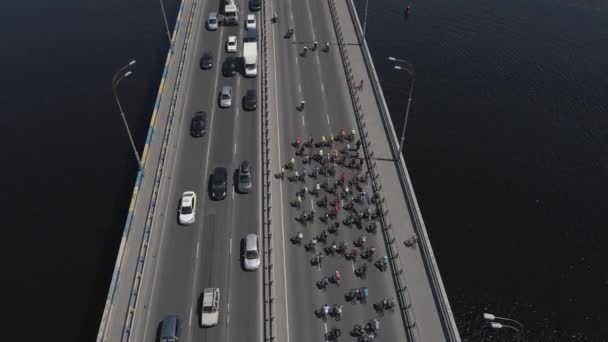 Αεροφωτογραφία από τηλεκατευθυνόμενο σε ομάδα ποδηλατών στο δρόμο με κίνηση — Αρχείο Βίντεο