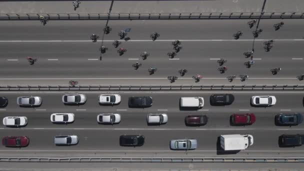 Letecký pohled z dronu na skupinu cyklistů na projížďce na silnici s dopravou — Stock video