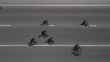 İHA 'dan bisikletli bir grup bisikletçiye hava görüntüsü