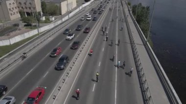 İHA 'dan bisikletli bir grup bisikletçiye hava görüntüsü