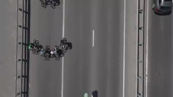 Воздушный вид с беспилотника на группу велосипедистов на велосипедах — стоковое видео