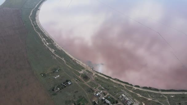 Vista aérea del lago rosa desde el dron — Vídeo de stock