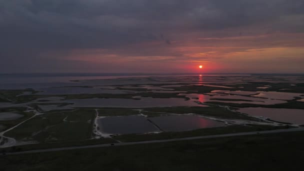 Vista aérea do drone do por do sol sobre um grupo de lagos — Vídeo de Stock