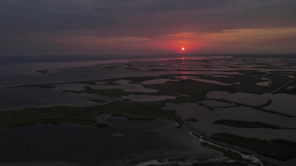 Vista aérea do drone do por do sol sobre um grupo de lagos — Vídeo de Stock
