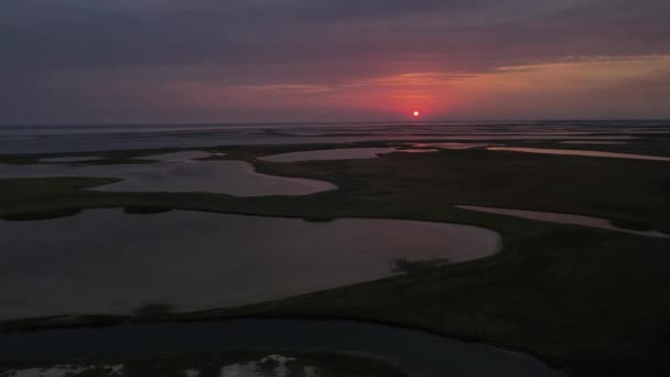 在一组湖上俯瞰日落的空中无人驾驶飞机 — 图库视频影像