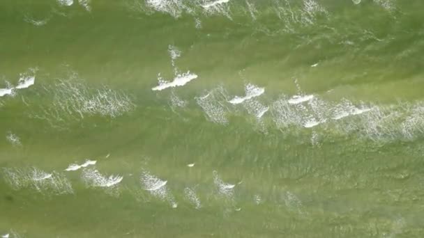 Légi drón kilátás a tengerre a hullámok — Stock videók