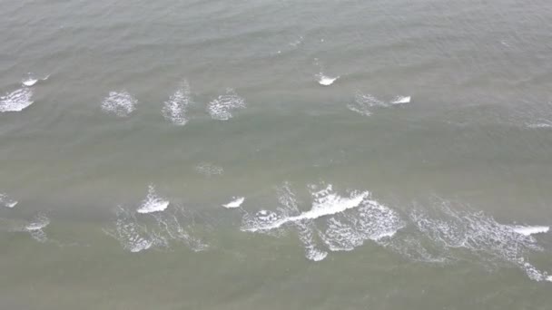 用海浪从空中俯瞰大海 — 图库视频影像