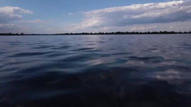 Kamerayı suyun üstünde hızla hareket ettir.