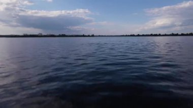 Kamerayı suyun üstünde hızla hareket ettir.