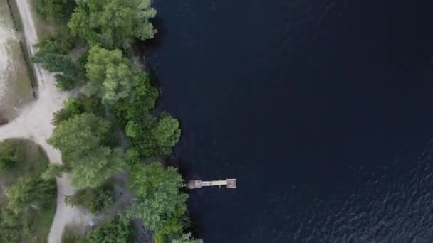 Luchtfoto drone uitzicht op de rivier in de zomer — Stockvideo