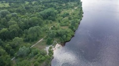 Yazın nehrin hava aracı görüntüsü
