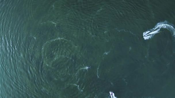 Letecký pohled z bezpilotních jachet a vodních skútrů na řece — Stock video