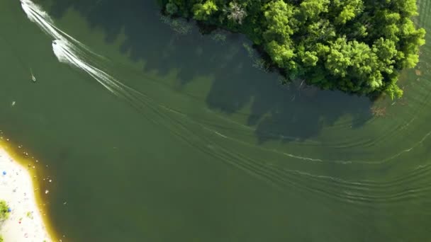 Luchtfoto van drone jachten en jet ski 's op het water op de rivier — Stockvideo