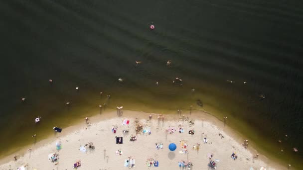 Luftaufnahme von der Drohne über Menschen, die sich im Sommer am Ufer des Flusses erholen — Stockvideo