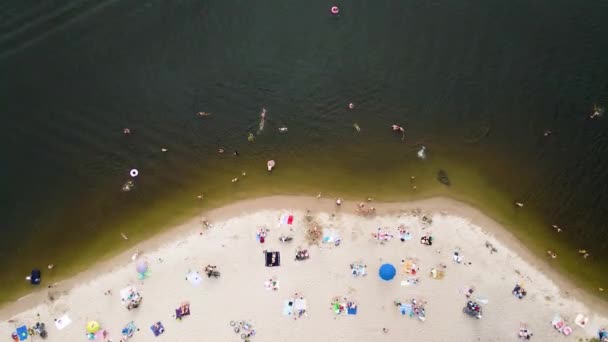 Вид с беспилотника на людей, отдыхающих на берегу реки летом — стоковое видео
