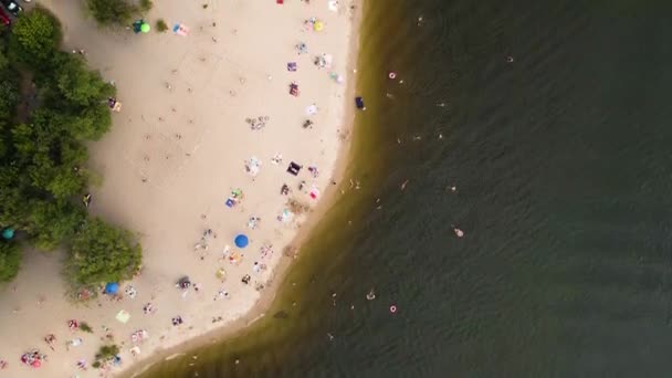 Légi felvétel drónról azon emberekről, akik nyáron a folyóparton pihennek.