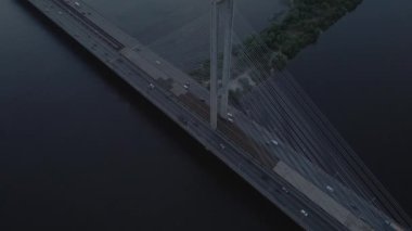 Hava aracından köprüye kadar kablolar ve hava kararınca araba trafiği.