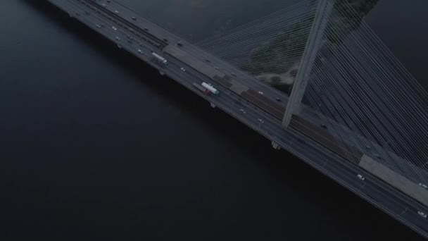 Vue aérienne du drone au pont avec câbles et circulation automobile au crépuscule — Video