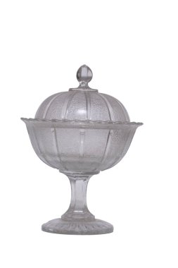 Beyaz arka planda tatlı olarak eski büyük cam bardak..