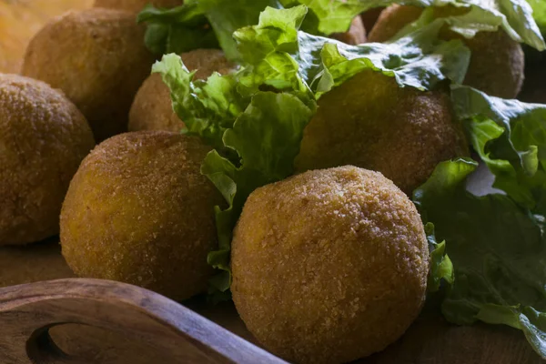 Arancini, İtalyan sokak yemeği. Kızarmış toplar, pilav, et ve sebzeden yapılmış..