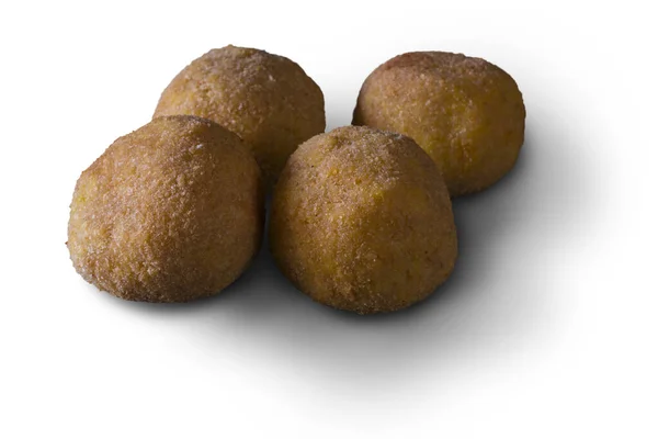 Arancini, İtalyan sokak yemeği. Kızarmış toplar, pirinçten, etten ve sebzeden yapılmış beyaz arka planda.