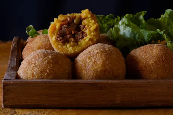 Arancini, İtalyan sokak yemeği. Kızarmış toplar, pilav, et ve sebzeden yapılmış..