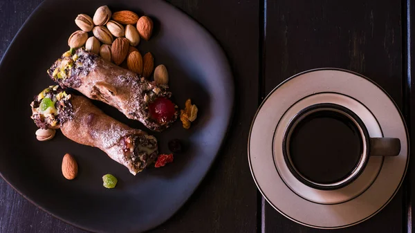 Deux Cannoli Sur Une Assiette Noire Dessert Italien Traditionnel Base Images De Stock Libres De Droits