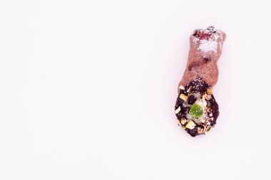 Ayrı bir cannoli, beyaz bir arkaplanda İtalyan tatlısı. Noel zamanı..