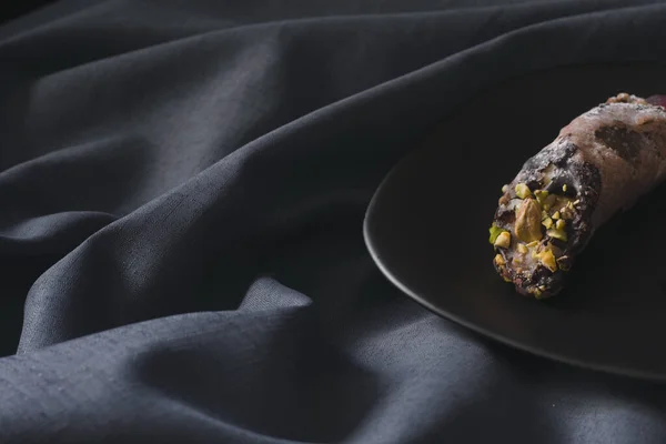 Cannoli, krem peynirden yapılmış İtalyan tatlısı, fıstık ve badem.