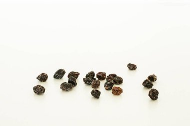 Beyaz arka planda kuru üzüm. Sağlıklı meyve.