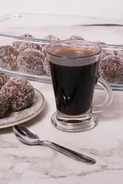 Yulaflı bir kahve tatlı ve beyaz bir masada bir kaşık.
