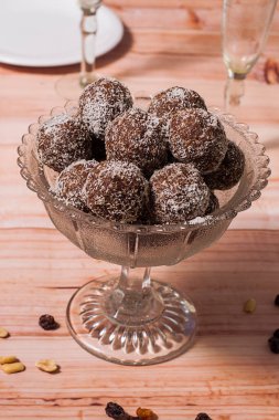 Tahta masadaki büyük cam kasede bir yığın yulaf bonbonu..