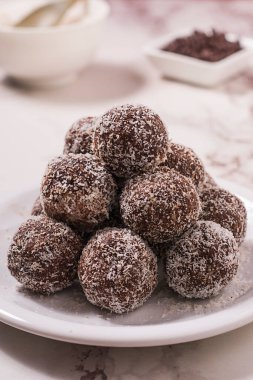 Bir yığın yulaf ezmesi, beyaz bir masada yulaf şekeri..