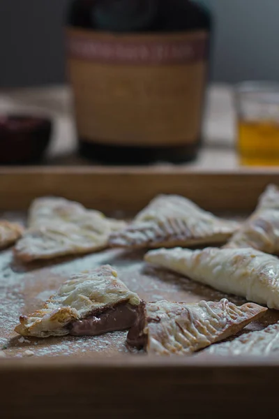 Tahta tepside Nutella elli turtalar. Ev yapımı Tatlı