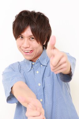 Başparmak yukarıya jest ile Japon adam