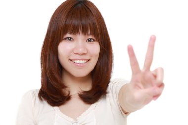 zafer işaret gösteren genç Japon kadın