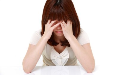 Beyaz arka planda depresif kadın