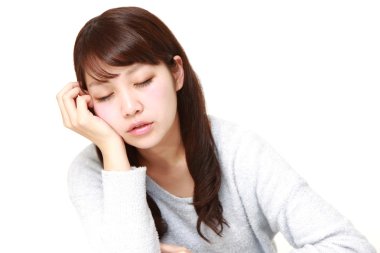 Masada uyuyan genç Japon kadın 