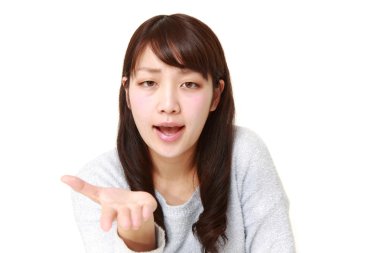 öfkeli kadın bir şey istekler