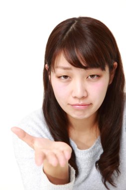 öfkeli kadın bir şey istekler