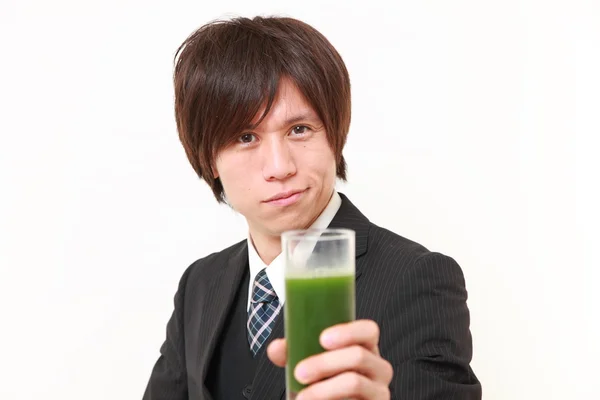 Jovem empresário japonês com suco vegetal verde — Fotografia de Stock