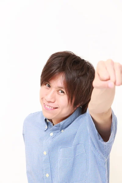 Japanse man in een overwinning pose — Stockfoto