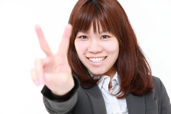 Jeune femme d'affaires japonaise montrant un signe de victoire — Photo