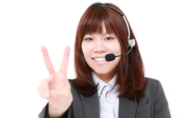 Giovane donna d'affari giapponese che mostra un segno di vittoria — Foto Stock