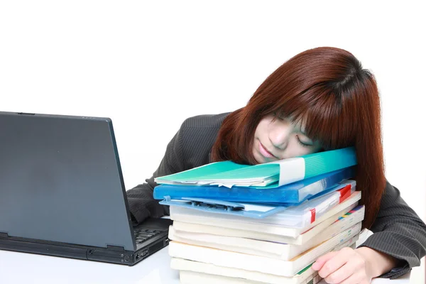 Junge japanische Geschäftsfrau schläft auf dem Schreibtisch — Stockfoto