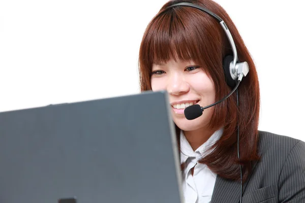 Jonge Japanse zakenvrouw van callcenter met hoofdreeksen — Stockfoto