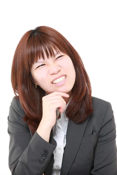 Retrato de jovem empresária japonesa se preocupa com algo — Fotografia de Stock