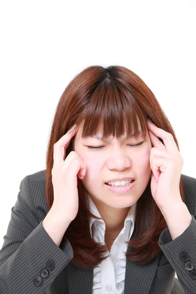 Retrato de la joven empresaria japonesa sufre de dolor de cabeza — Foto de Stock