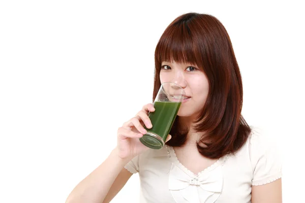 Kvinna med gröna grönsaksjuice — Stockfoto