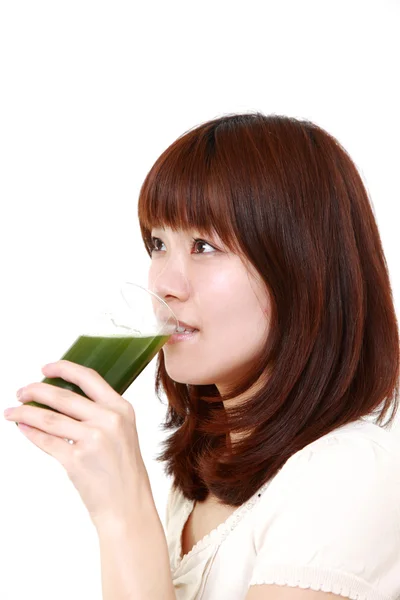 Женщина с зеленым овощным соком — стоковое фото